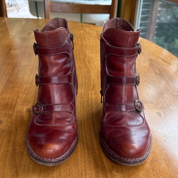 Chic Burgundy Leather Buckle Boots - Picture 1 of 4